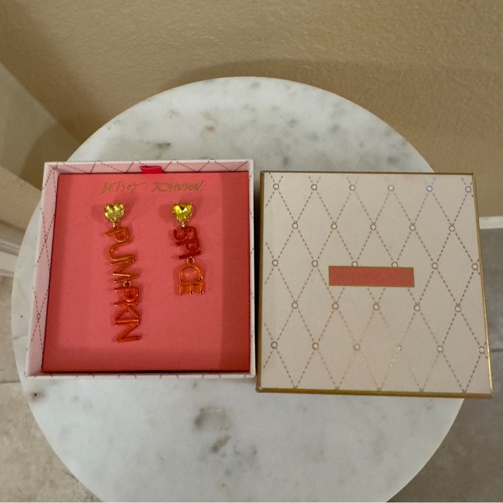 NWB Betsey Johnson It’s Fall Y’All Orange Pumpkin Spice Mismatch Drop Earrings